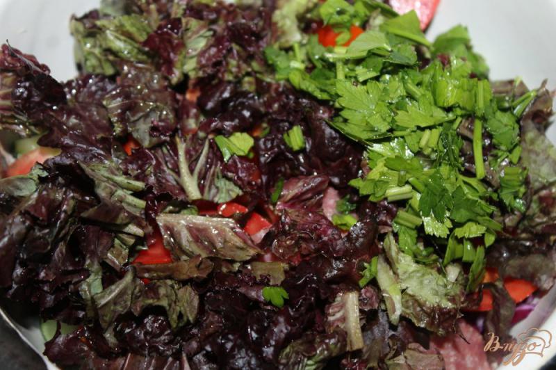 Фото приготовление рецепта: Салат с краснокочанной капустой, помидорами и колбасой шаг №5