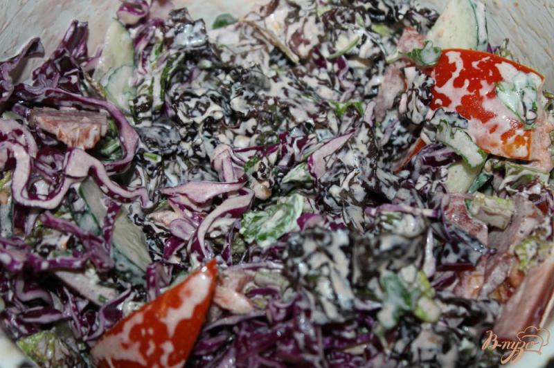 Фото приготовление рецепта: Салат с краснокочанной капустой, помидорами и колбасой шаг №6