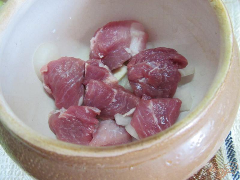 Фото приготовление рецепта: Гювеч из свинины с овощами под яйцом шаг №3