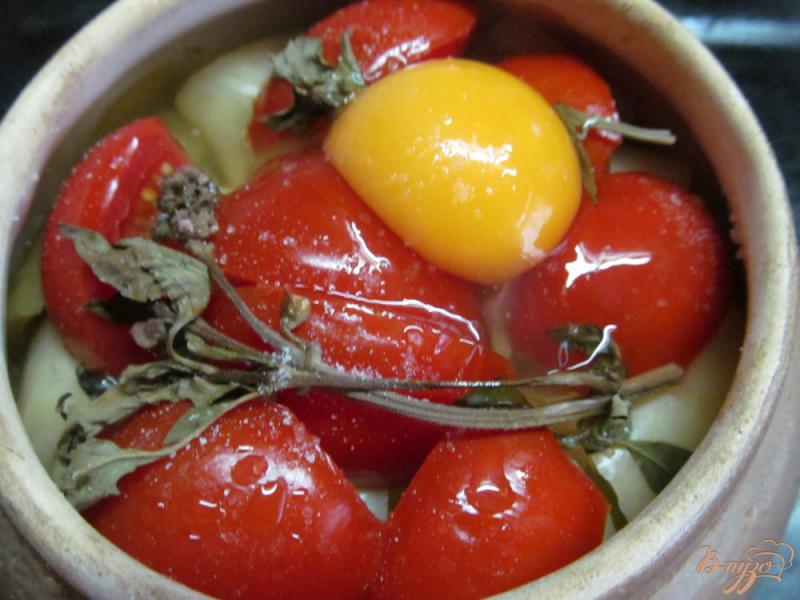 Фото приготовление рецепта: Гювеч из свинины с овощами под яйцом шаг №9