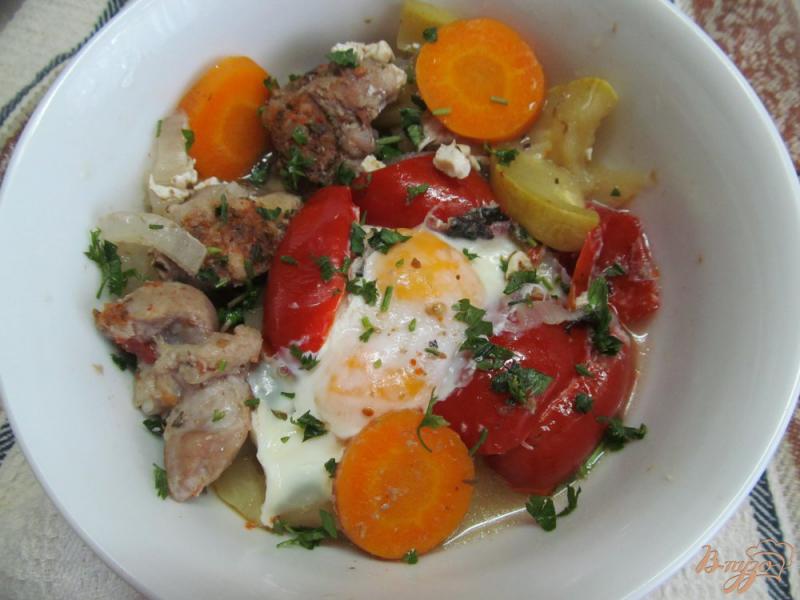 Фото приготовление рецепта: Гювеч из свинины с овощами под яйцом шаг №11