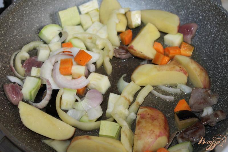 Фото приготовление рецепта: Тушенный картофель с сердечками, кабачком и баклажаном шаг №3