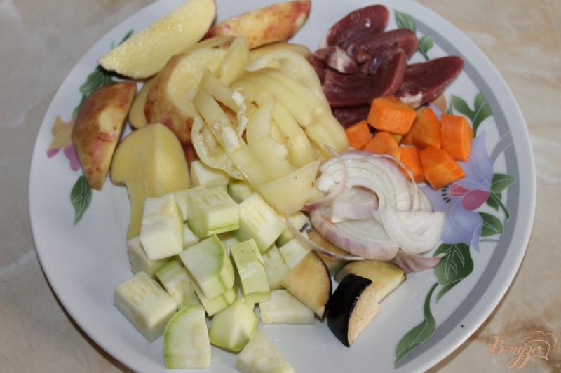 Фото приготовление рецепта: Тушенный картофель с сердечками, кабачком и баклажаном шаг №1