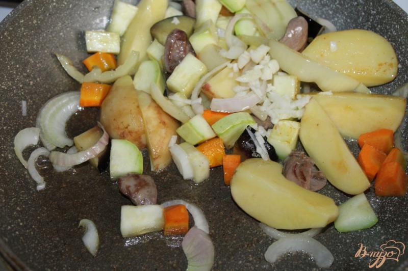 Фото приготовление рецепта: Тушенный картофель с сердечками, кабачком и баклажаном шаг №4
