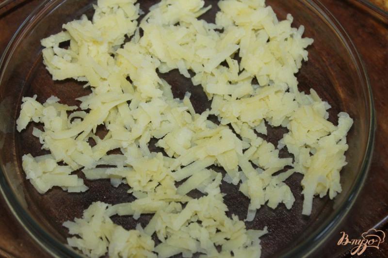 Фото приготовление рецепта: Натотения «под шубкой» из картофеля, помидоров и сыра шаг №4