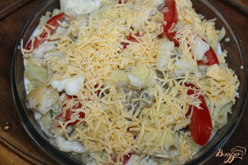 Фото приготовление рецепта: Натотения «под шубкой» из картофеля, помидоров и сыра шаг №8