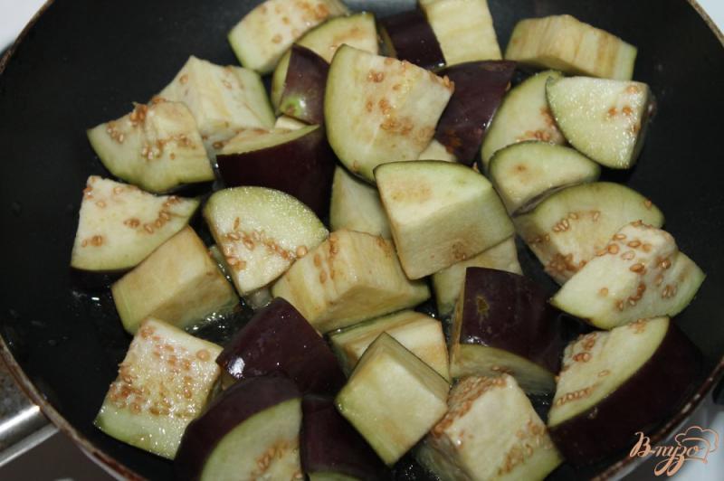 Фото приготовление рецепта: Салат с сосисками и жаренным баклажаном шаг №2