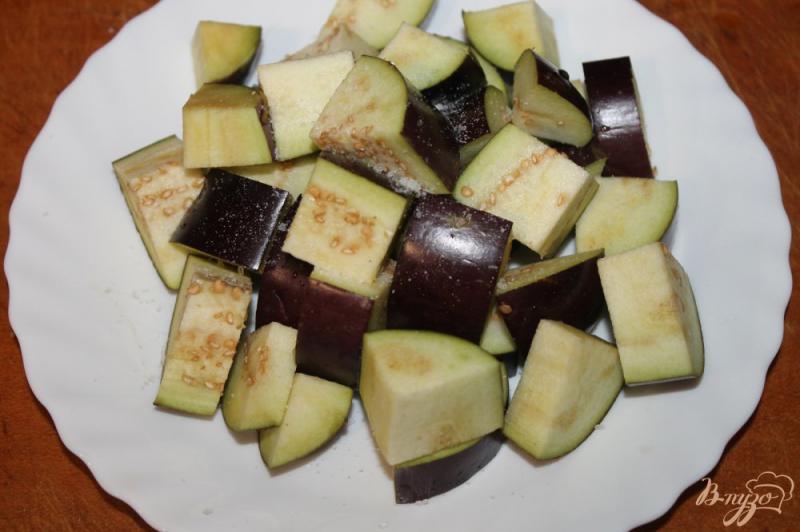Фото приготовление рецепта: Салат с сосисками и жаренным баклажаном шаг №1