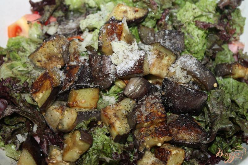 Фото приготовление рецепта: Салат с сосисками и жаренным баклажаном шаг №8