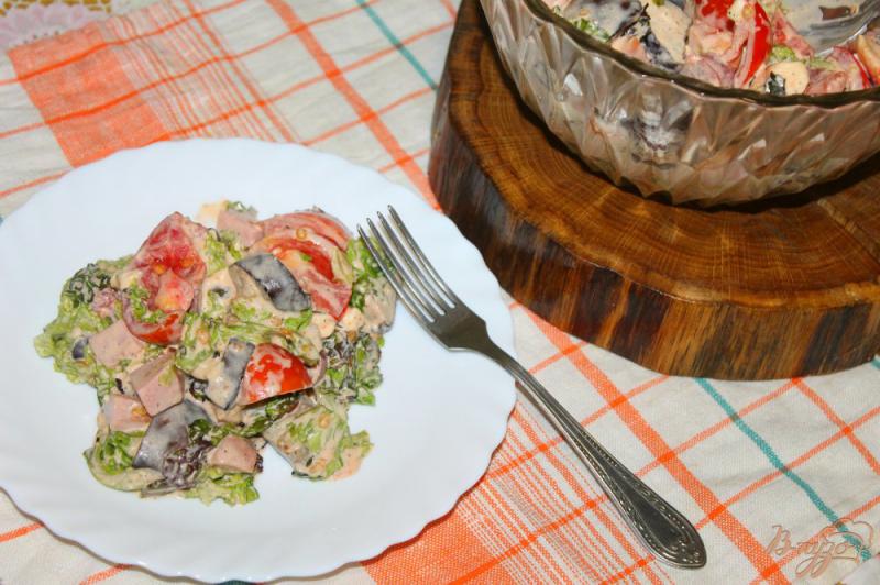Фото приготовление рецепта: Салат с сосисками и жаренным баклажаном шаг №10