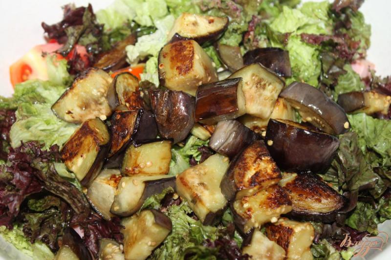 Фото приготовление рецепта: Салат с сосисками и жаренным баклажаном шаг №7