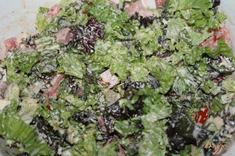 Фото приготовление рецепта: Салат с сосисками и жаренным баклажаном шаг №9
