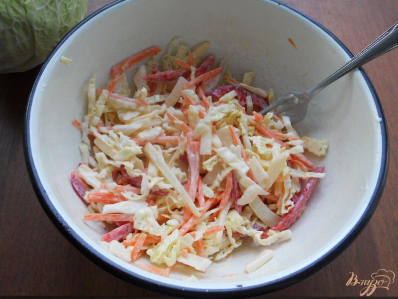 Фото приготовление рецепта: Салат из савойской капусты и овощей «Витаминный» шаг №4