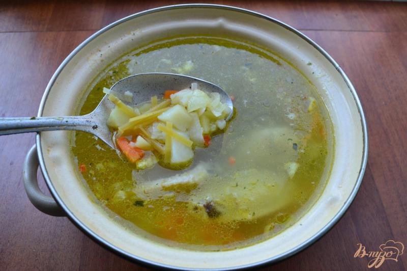 Фото приготовление рецепта: Куриный суп с лапшой и яйцом шаг №5