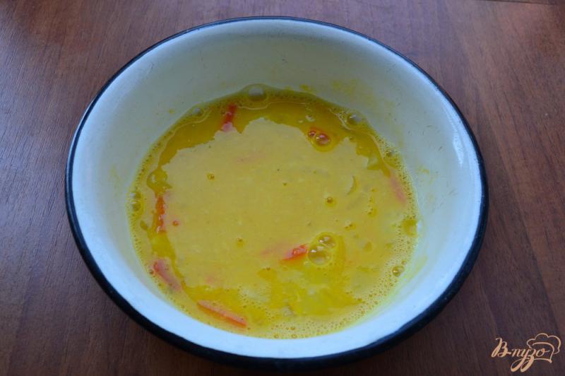 Фото приготовление рецепта: Куриный суп с лапшой и яйцом шаг №6