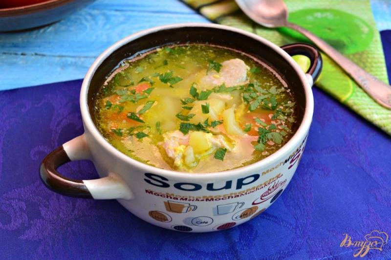 Фото приготовление рецепта: Куриный суп с лапшой и яйцом шаг №8