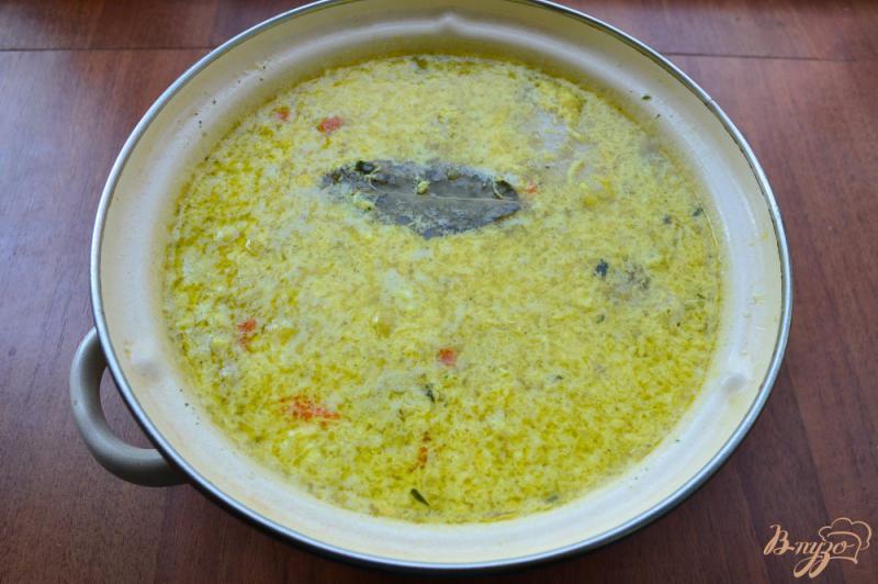 Фото приготовление рецепта: Куриный суп с лапшой и яйцом шаг №7