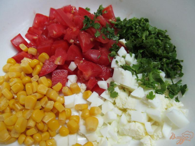 Фото приготовление рецепта: Салат из помидора и кукурузы шаг №2