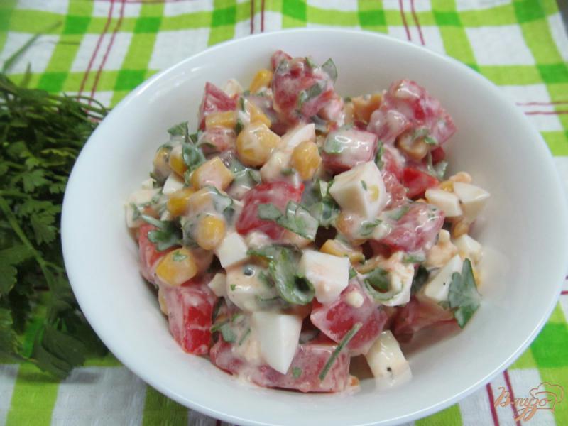 Фото приготовление рецепта: Салат из помидора и кукурузы шаг №4