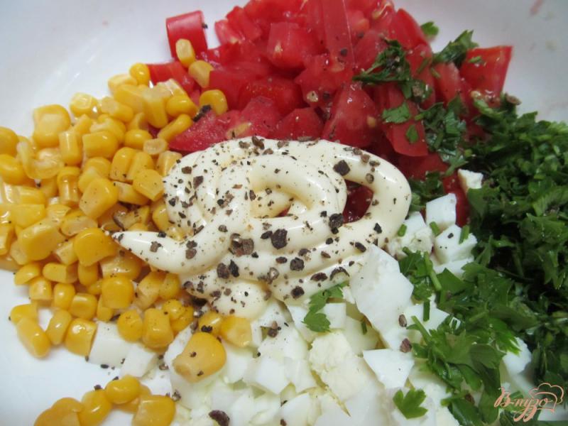 Фото приготовление рецепта: Салат из помидора и кукурузы шаг №3