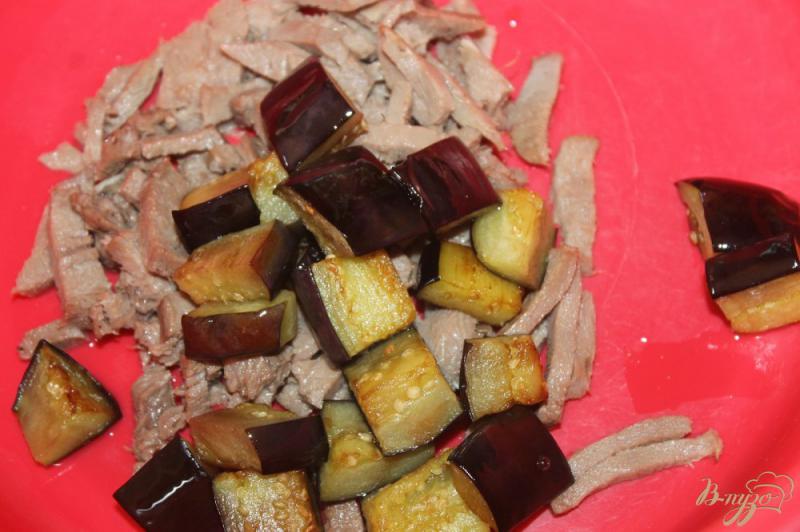 Фото приготовление рецепта: Салат со свиным языком, баклажаном и яйцом шаг №4