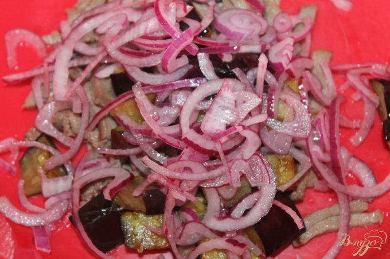 Фото приготовление рецепта: Салат со свиным языком, баклажаном и яйцом шаг №5