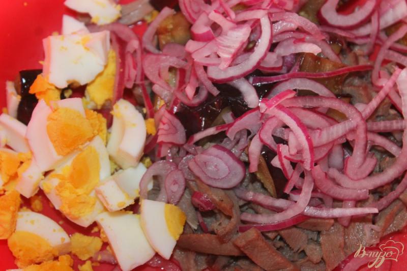 Фото приготовление рецепта: Салат со свиным языком, баклажаном и яйцом шаг №6