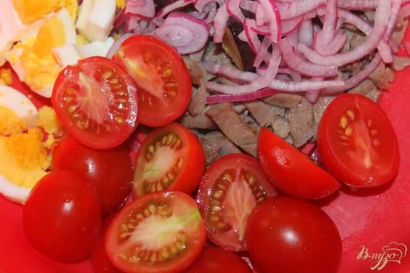 Фото приготовление рецепта: Салат со свиным языком, баклажаном и яйцом шаг №7