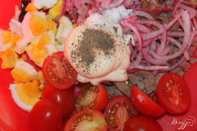 Фото приготовление рецепта: Салат со свиным языком, баклажаном и яйцом шаг №10