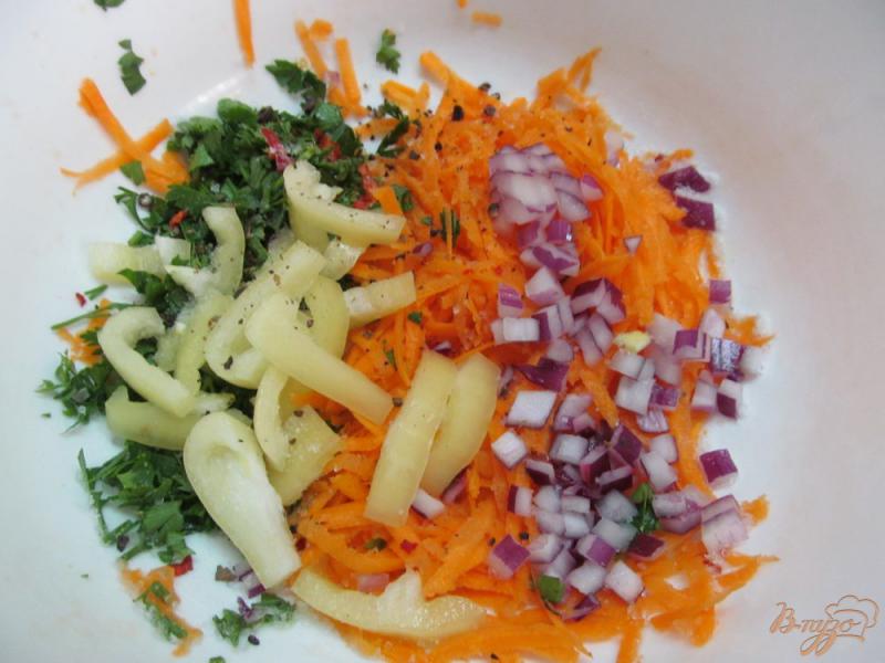 Фото приготовление рецепта: Морковный салат под горячей заправкой шаг №2