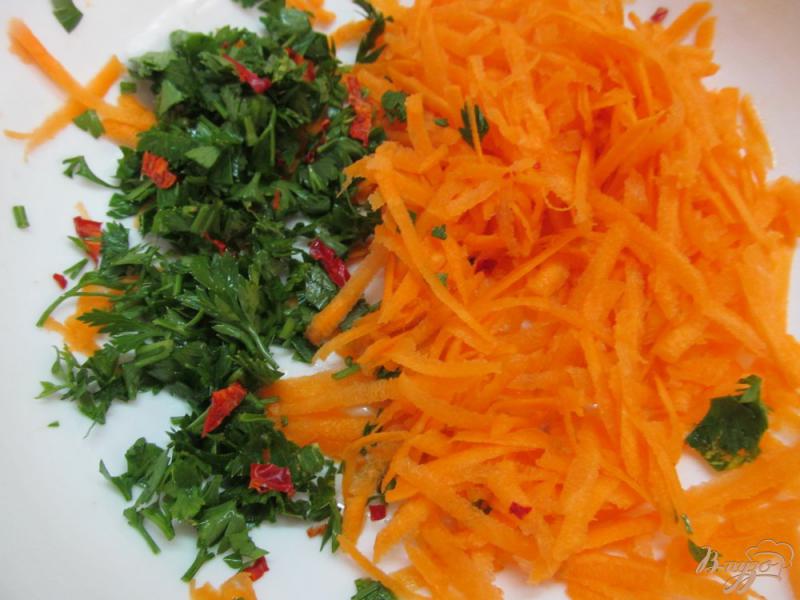 Фото приготовление рецепта: Морковный салат под горячей заправкой шаг №1