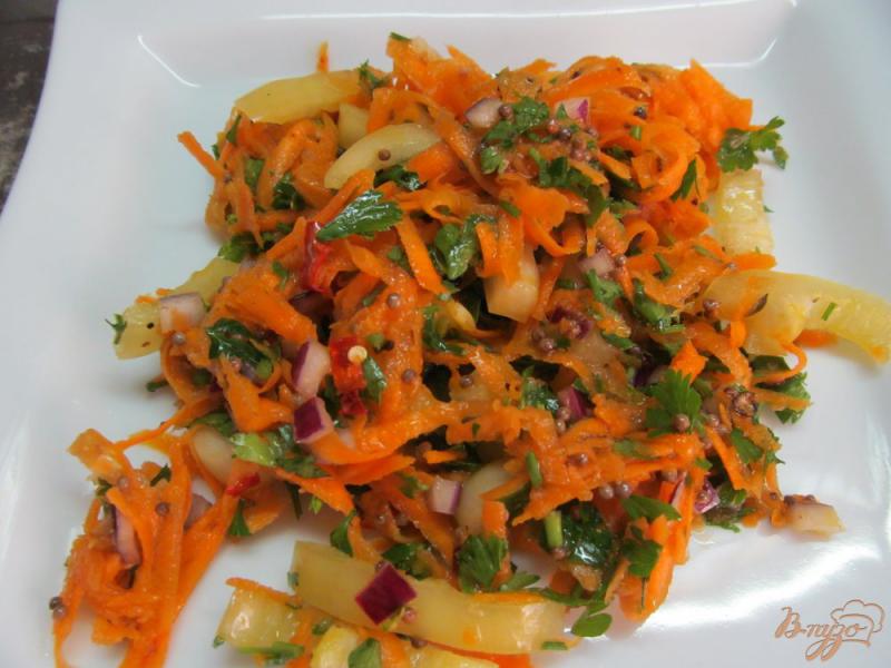 Фото приготовление рецепта: Морковный салат под горячей заправкой шаг №4