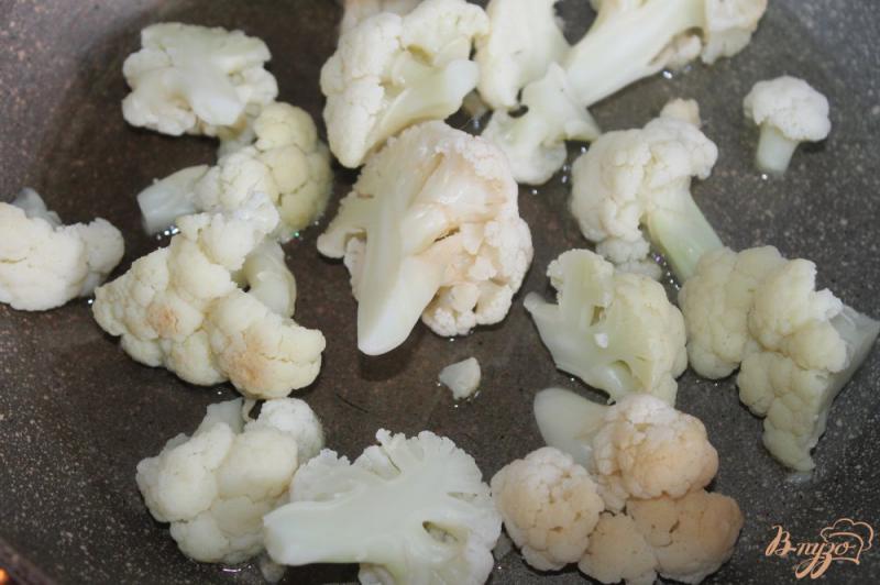 Фото приготовление рецепта: Тушенная цветная капуста в сливках с сыром шаг №4