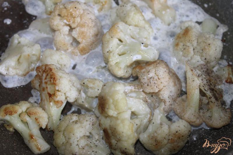 Фото приготовление рецепта: Тушенная цветная капуста в сливках с сыром шаг №7