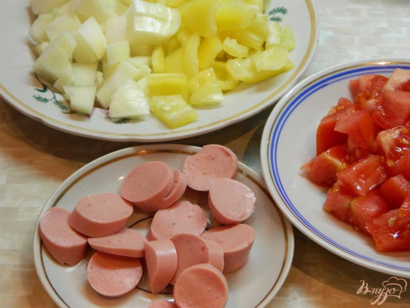 Фото приготовление рецепта: Омлет с сосисками, болгарским перцем и помидором шаг №1