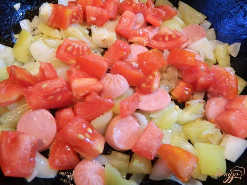 Фото приготовление рецепта: Омлет с сосисками, болгарским перцем и помидором шаг №5