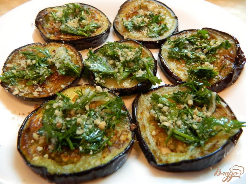 Фото приготовление рецепта: Баклажаны с зеленью, чесноком и орехами шаг №5