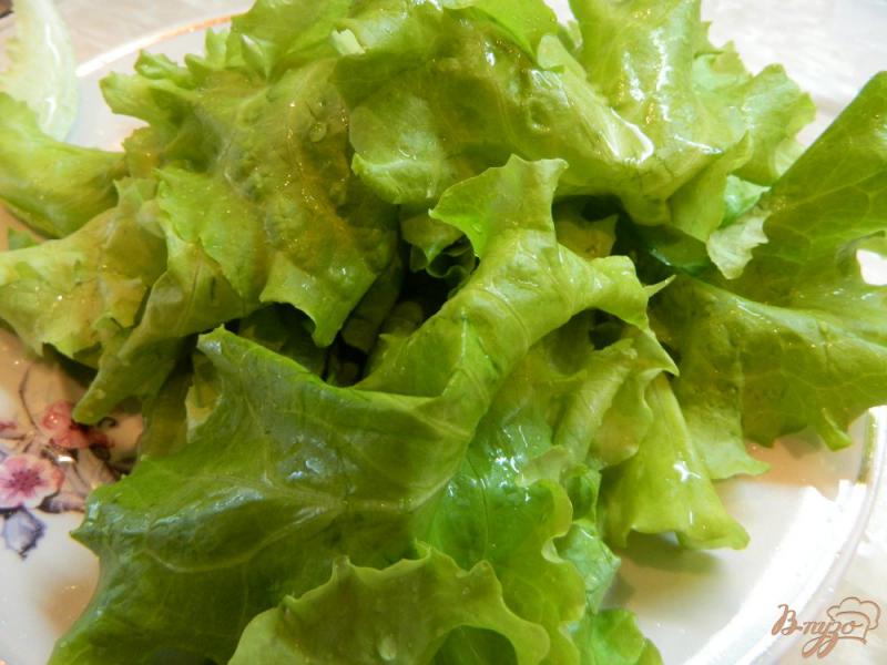 Фото приготовление рецепта: Салат с виноградом, сыром и листьями салата шаг №1