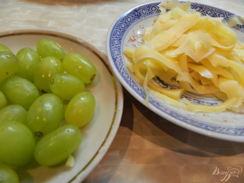 Фото приготовление рецепта: Салат с виноградом, сыром и листьями салата шаг №2