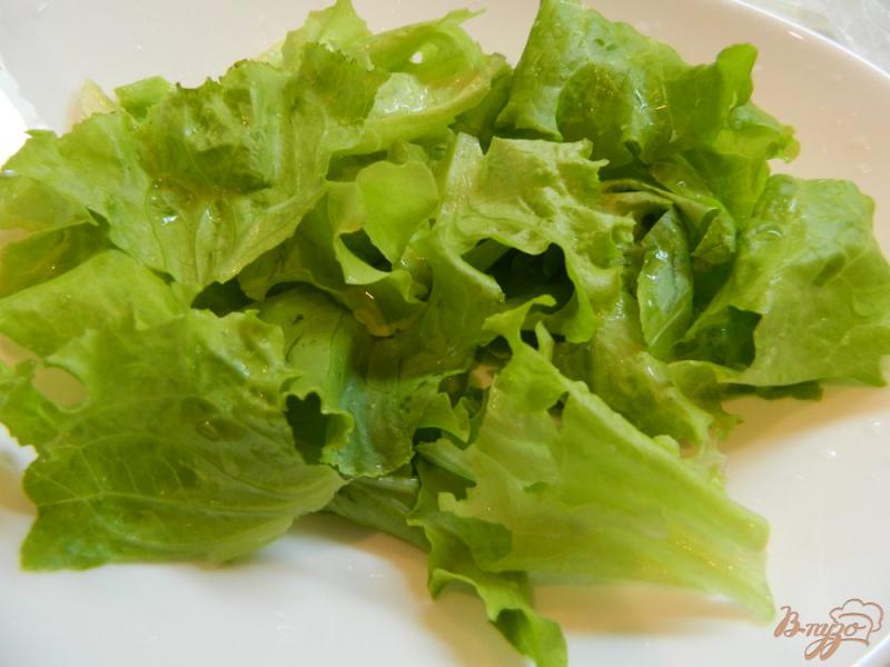 Фото приготовление рецепта: Салат с виноградом, сыром и листьями салата шаг №3