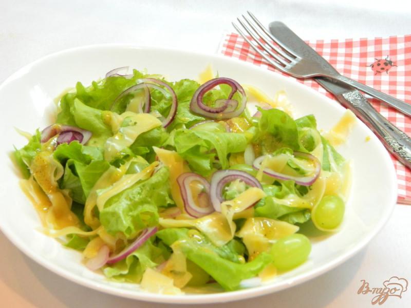 Фото приготовление рецепта: Салат с виноградом, сыром и листьями салата шаг №7