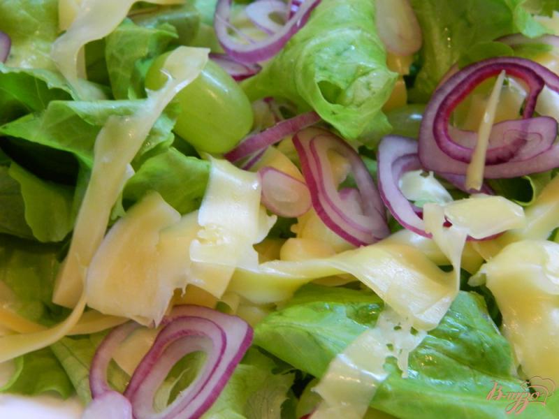 Фото приготовление рецепта: Салат с виноградом, сыром и листьями салата шаг №6