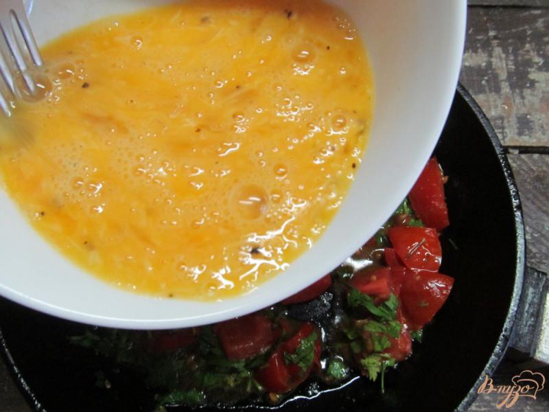 Фото приготовление рецепта: Яичница болтунья с помидором шаг №4