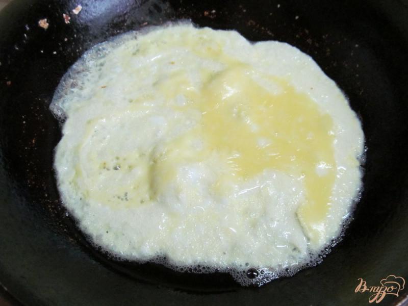 Фото приготовление рецепта: Блины с яйцом и беконом под острым соусом шаг №7