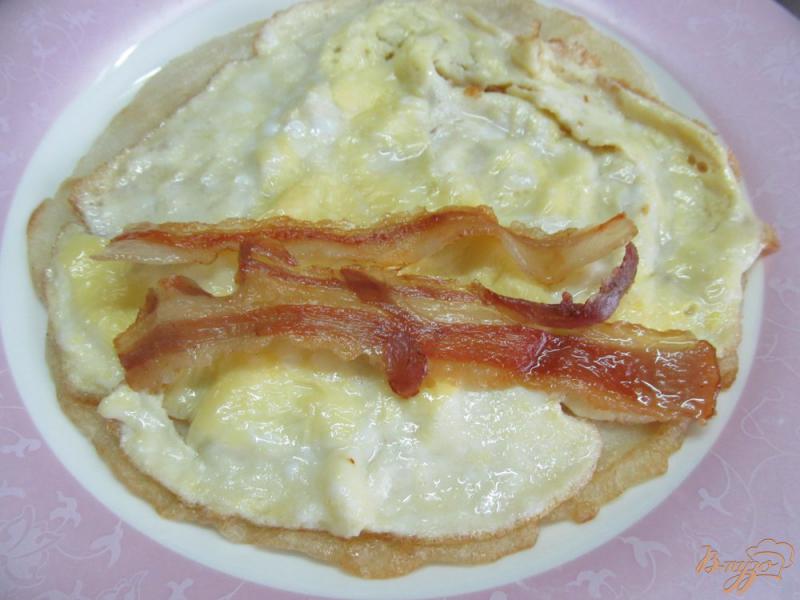 Фото приготовление рецепта: Блины с яйцом и беконом под острым соусом шаг №8