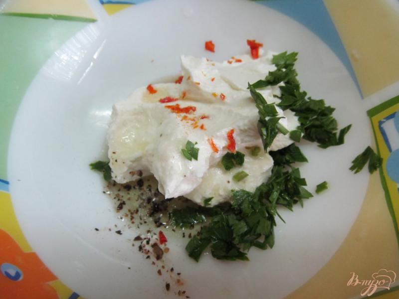 Фото приготовление рецепта: Блины с яйцом и беконом под острым соусом шаг №10