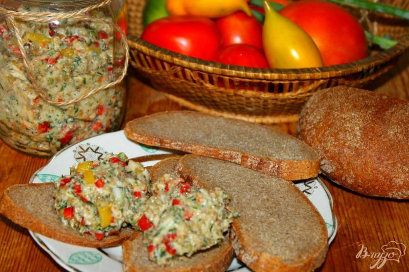 Фото приготовление рецепта: Закуска из сала с зеленью, перцем и помидорами шаг №9