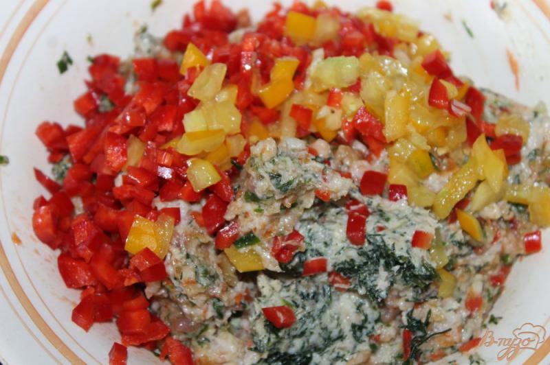 Фото приготовление рецепта: Закуска из сала с зеленью, перцем и помидорами шаг №8