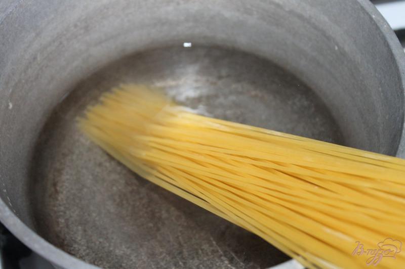 Фото приготовление рецепта: Спагетти с мясом, вялеными помидорами и перцем шаг №2