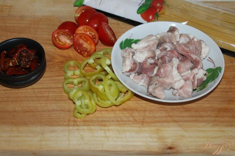 Фото приготовление рецепта: Спагетти с мясом, вялеными помидорами и перцем шаг №1